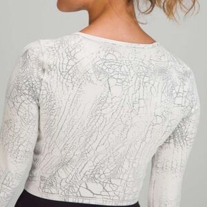 Lululemon Wunder Train Cropped Long Sleeve Shirt
Thread Dye White Black